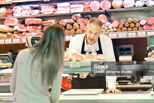 De Compras En El Supermercado Foto de stock y más banco de imágenes de Carnicero - Carnicero, Carnicería, Cliente