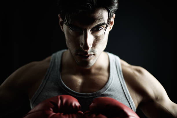 boxeador sobre negro, macho. - posing looking at camera combative sport boxing fotografías e imágenes de stock