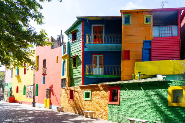 o colorido edifício no museu da rua caminito em la boca, buenos aires, argentina em janeiro de 2023. - buenos aires argentina south america la boca - fotografias e filmes do acervo