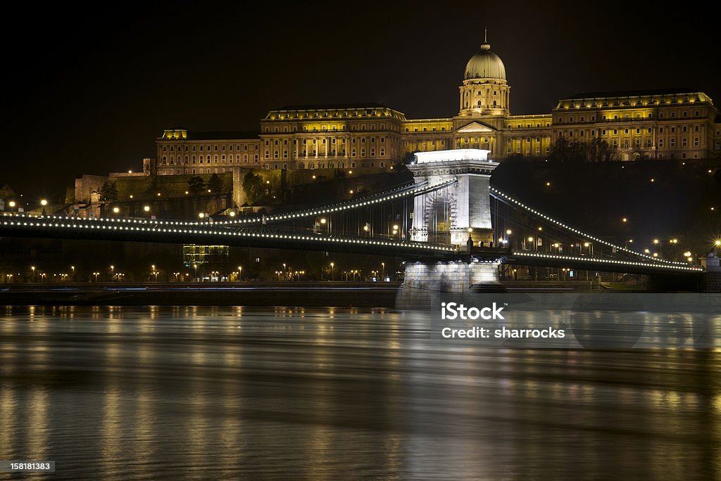 Budapest-Palácio Real e a Ponte Chain - Foto de stock de Budapeste royalty-free