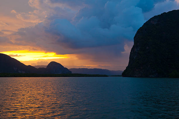 sea and mountain Beautiful tropical sea and mountain in Thailand phang nga province stock pictures, royalty-free photos & images