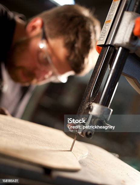 Mann Mit Einem Bandsaw Stockfoto und mehr Bilder von Berufliche Beschäftigung - Berufliche Beschäftigung, Arbeiten, Elektrosäge