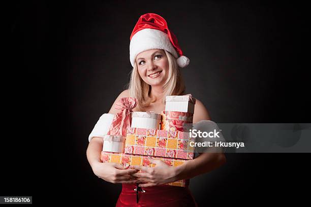 Santa Ragazza Con Regali Di Natale - Fotografie stock e altre immagini di Adulto - Adulto, Allegro, Babbo Natale