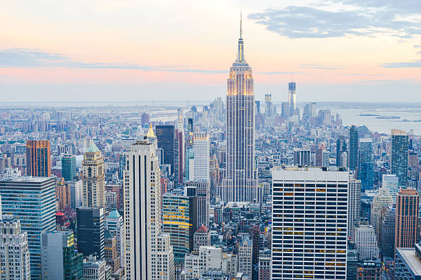 a cidade de nova york ao anoitecer com o empire state building - big apple - fotografias e filmes do acervo