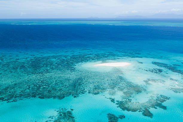 coral sabbia cay e grande barriera corallina dall'alto - cairns foto e immagini stock