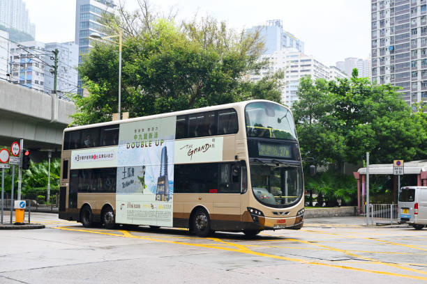 kowloon motor bus en kwai hing, hong kong - public transportation winter bus front view fotografías e imágenes de stock