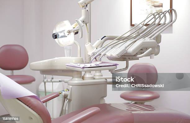 Foto de Dentista e mais fotos de stock de Canal da raiz - Canal da raiz, Saúde e Medicina, Cadeira