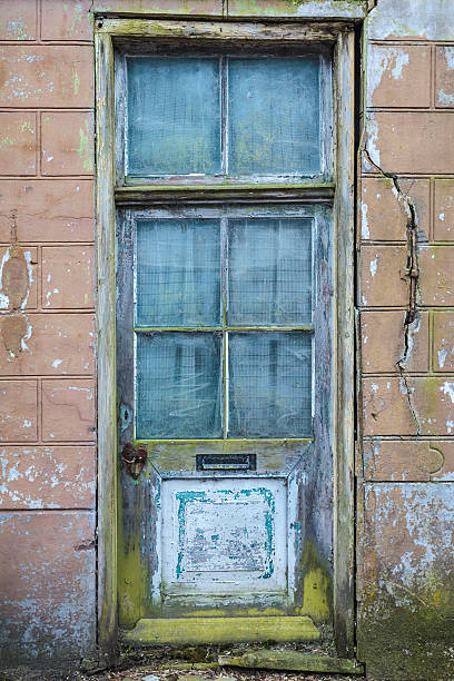 istock Old door of an abandoned house 158189242