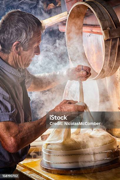 Senior Agricultor Que Queso Suizo Foto de stock y más banco de imágenes de Queso - Queso, Producción de queso, Suiza