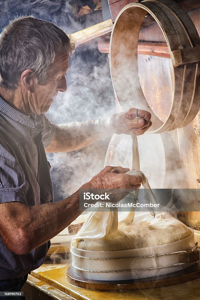 Sênior agricultor produção de queijo suíço - Foto de stock de Queijo royalty-free