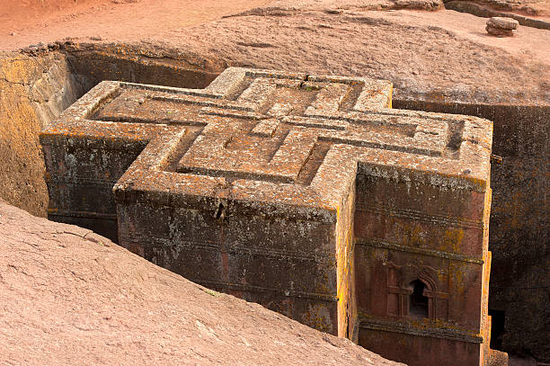 rock tallada en crudo bet giyorgis (iglesia de st. george) en lalibela, etiopía - rock hewn church fotografías e imágenes de stock