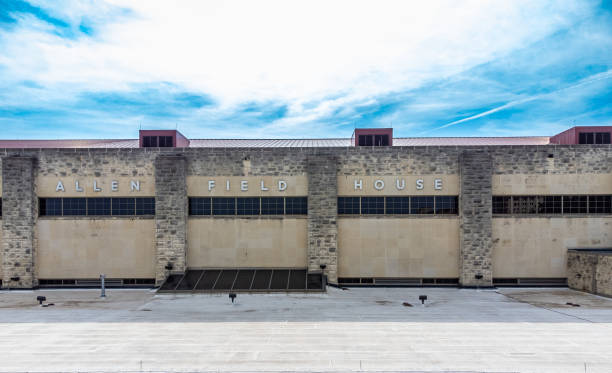 lawrence, kansas, usa - 7.2023 - cartello di costruzione sull'arena allen fieldhouse. - university of kansas foto e immagini stock