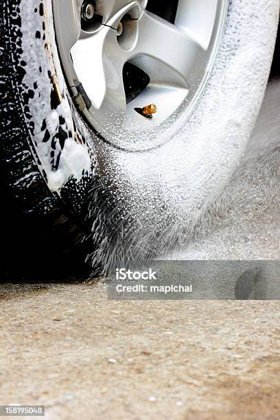 Foto de Spray Revestido Rodas e mais fotos de stock de Alagado - Molhado - Alagado - Molhado, Borrifo, Branco