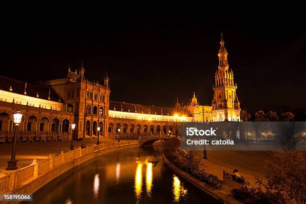 Plaza De España En Sevilla Por La Noche Foto de stock y más banco de imágenes de Agua - Agua, Aire libre, Anochecer