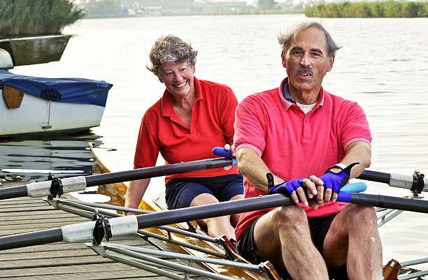 due dirigenti è una gara di canottaggio barca o esterno - canoeing canoe senior adult couple foto e immagini stock