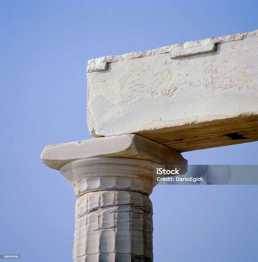 Architettura tempio in stile ionico capitale della Grecia - Foto stock royalty-free di Capitello