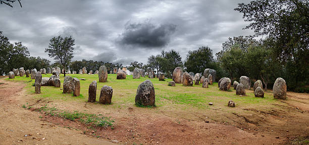 overview of almendres cromlech - stone circle foto e immagini stock