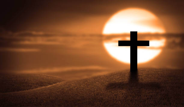 夕日と太陽の光の空に渡る。十字架のシンボルオーバーヒルキリスト教、復活と救いのコンセプト。 - resurrection light religion sky ストックフォトと画像