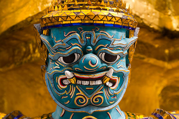 close-up frontal do yak estátua ao phra keaw - bangkok thailand demon majestic - fotografias e filmes do acervo