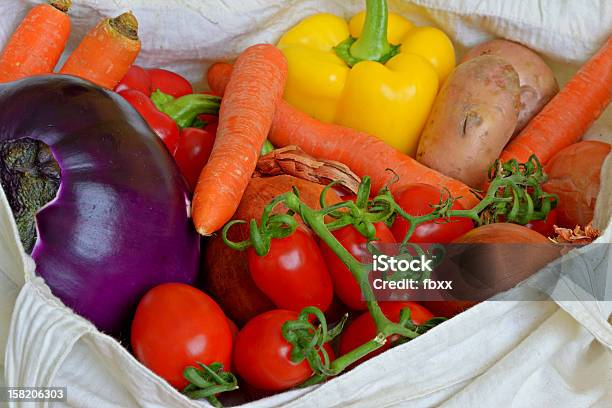 Kolorowe Warzywa W Torbie Na Zakupy - zdjęcia stockowe i więcej obrazów Artykuły spożywcze - Artykuły spożywcze, Bakłażan, Bakłażan włoski