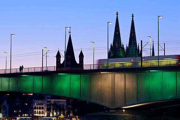 katedra w kolonii, niemcy - blurred motion street car green zdjęcia i obrazy z banku zdjęć
