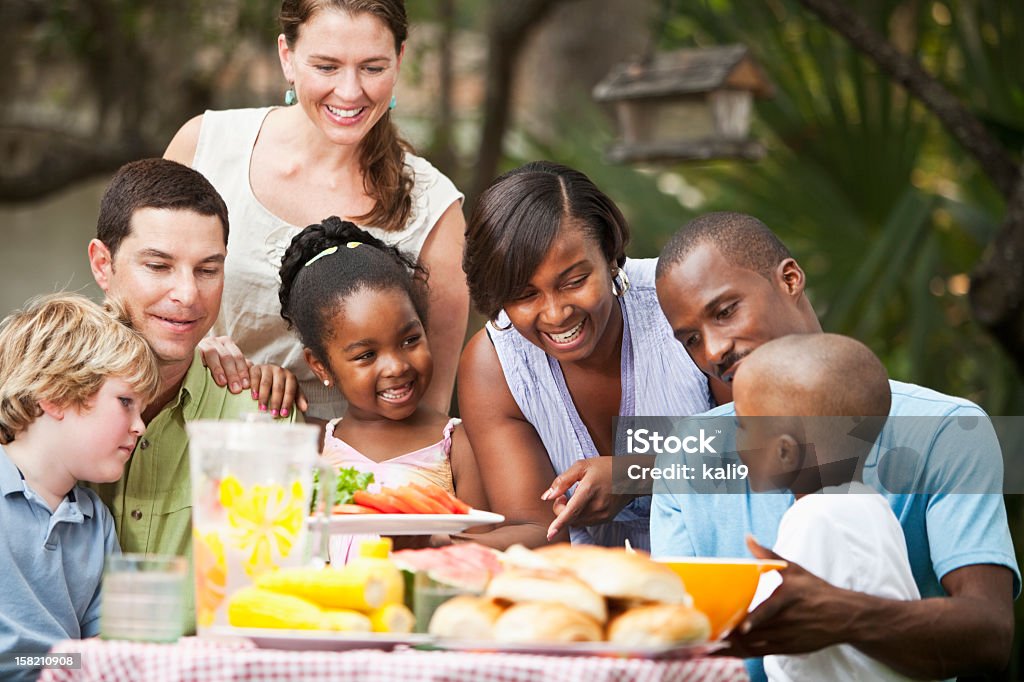 Duas famílias no quintal medição de temperatura de produtos cozinhados - Royalty-free Vizinho Foto de stock