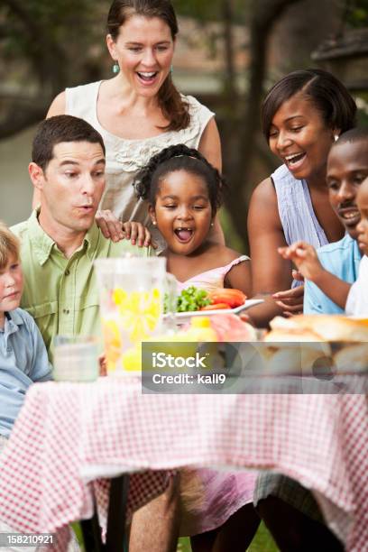 Photo libre de droit de Deux Familles Au Barbecue Dans Le Jardin banque d'images et plus d'images libres de droit de Famille - Famille, Barbecue, Groupe multi-ethnique