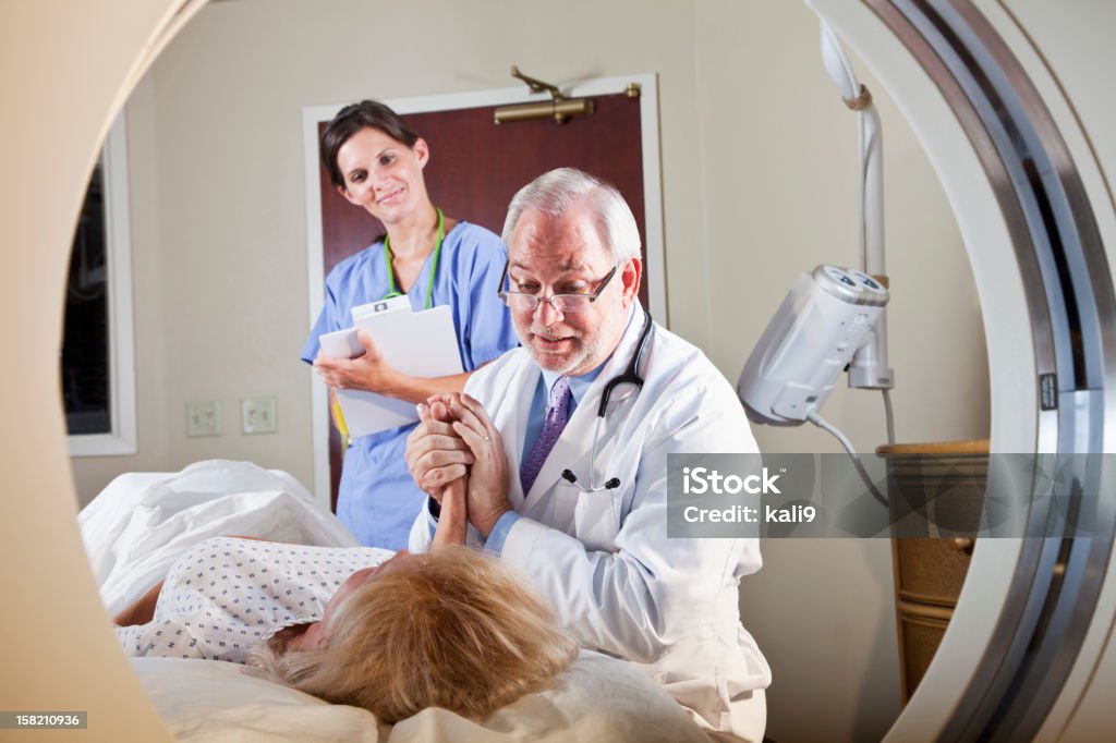Доктор и медсестра с пациентом Подготовка к КТ - Стоковые фото Пациент роялти-фри