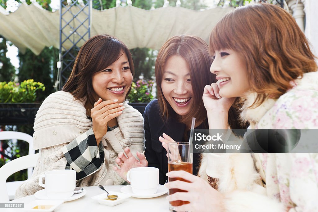 Donna asiatica divertirsi in Street Cafe in una giornata di sole - Foto stock royalty-free di Abbigliamento