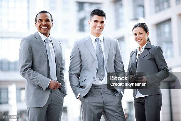 Foto de Sorrindo E Negócios Pessoas Em Pé Do Lado De Fora e mais fotos de stock de Afro-americano - Afro-americano, Homem de negócios, Retrato