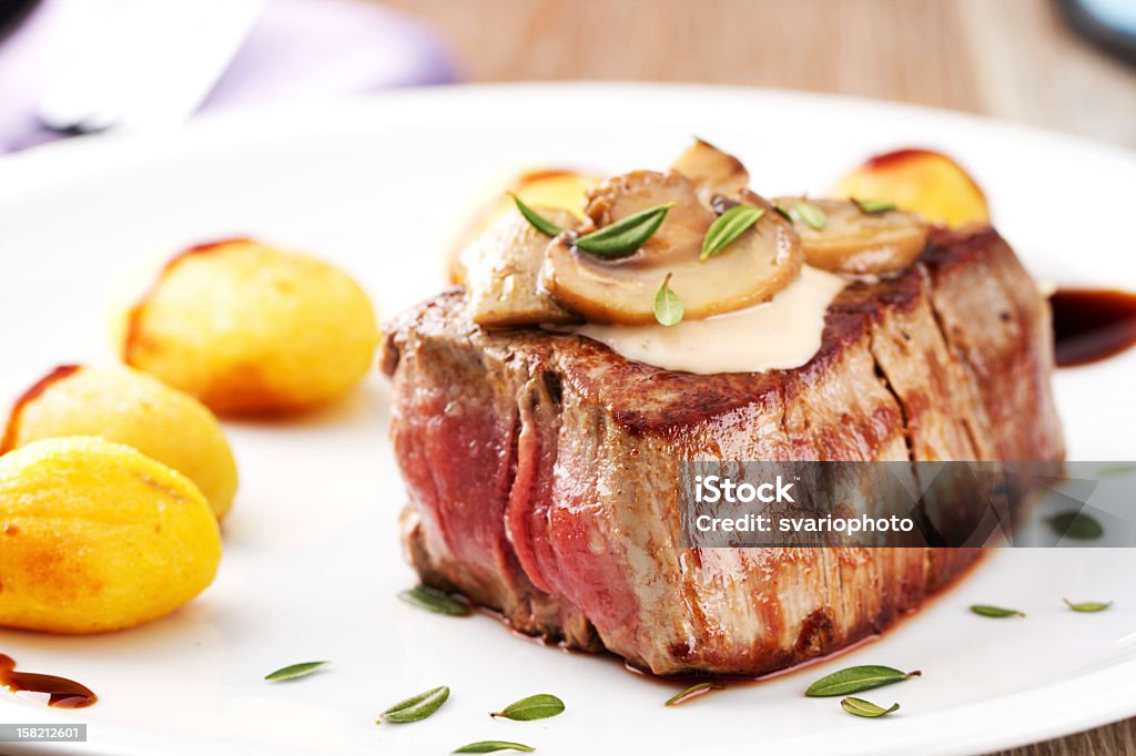 Филе говядины с соусом и картофель гриб - Стоковые фото Тарелки роялти-фри
