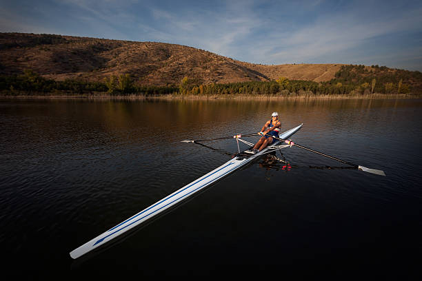 aviron homme sur un bateau avec vue panoramique - skiff photos et images de collection