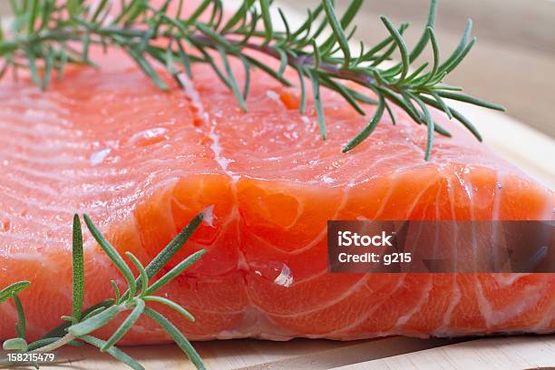 Frisches Lachsfilet Stockfoto und mehr Bilder von Alaskisch - Alaskisch, Lachs - Meeresfrüchte, Essen am Tisch
