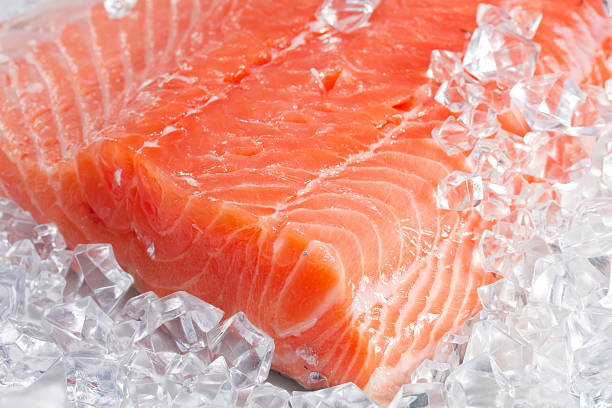 연어색 얼음 위에 - tuna raw portion prepared fish 뉴스 사진 이미지