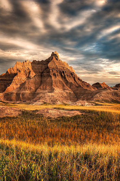 эффектный dawn - badlands prairie landscape badlands national park стоковые фото и изображения