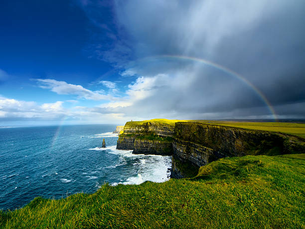 klify moher. irlandii. - cliffs of moher cliff republic of ireland europe zdjęcia i obrazy z banku zdjęć