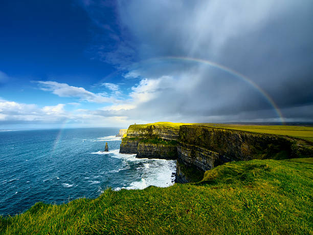 скалы мохер. ирландия. - republic of ireland cliffs of moher cliff county clare стоковые фото и изображения