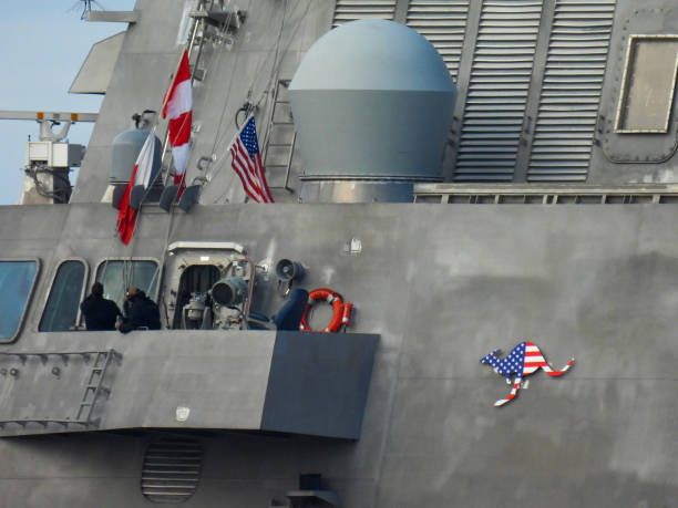 uss canberra bridge banderas - defense industry audio fotografías e imágenes de stock