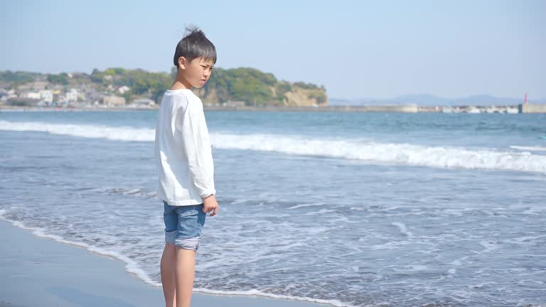 Elementary school boy looking at the sea of Kamakura