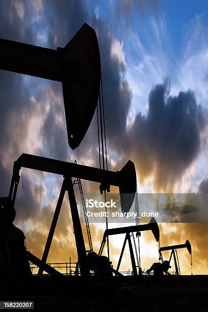 Xxl Pumpjack Silhuetas De - Fotografias de stock e mais imagens de Bomba Petrolífera - Bomba Petrolífera, Ordem, Abastecer