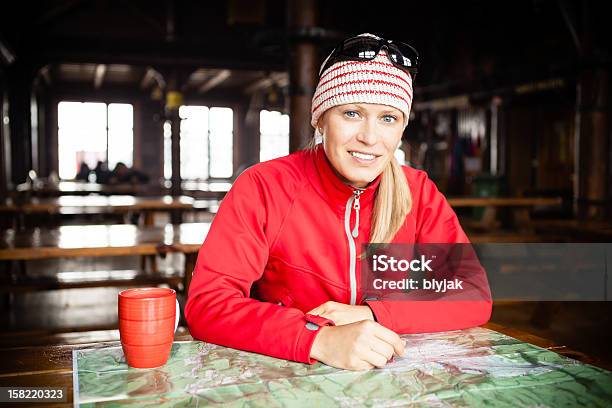 Женщина Hiker С Карта Планирование Поездки — стоковые фотографии и другие картинки Альпинизм - Альпинизм, В помещении, Весёлый