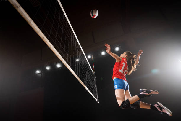 Frau spikt Volleyball – Foto