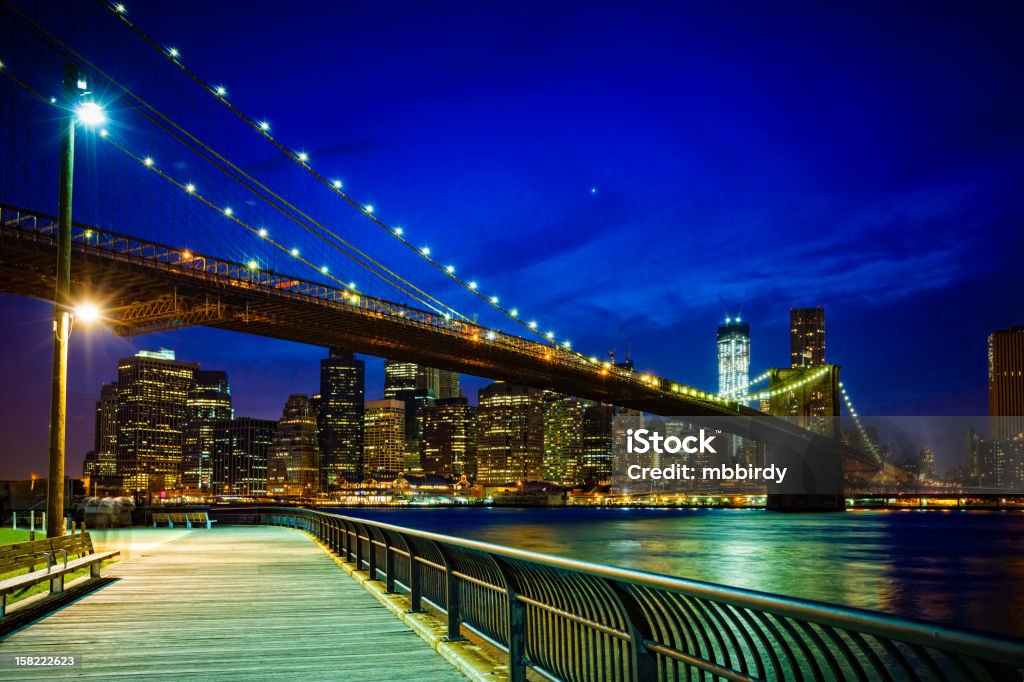 Puente de Brooklyn con vista al centro de la ciudad de Manhattan, Nueva York - Foto de stock de Aire libre libre de derechos