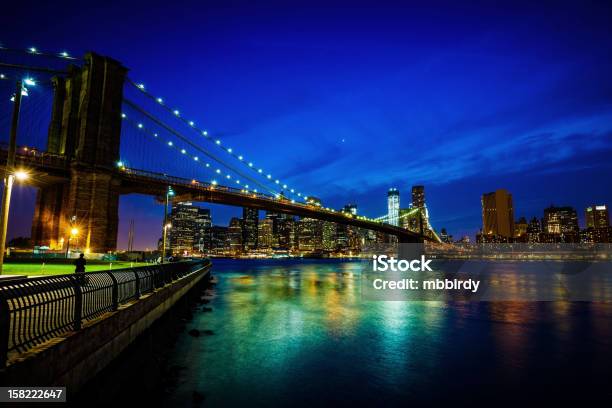 Бруклинский Мост И Видом На Центр Манхэттена Ньюйорк — стоковые фотографии и другие картинки Ночь
