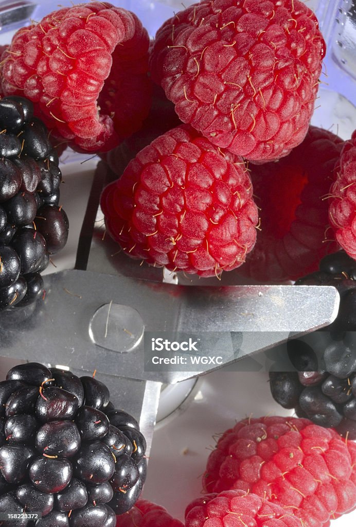 Frullatore con frutta - Foto stock royalty-free di Colore descrittivo