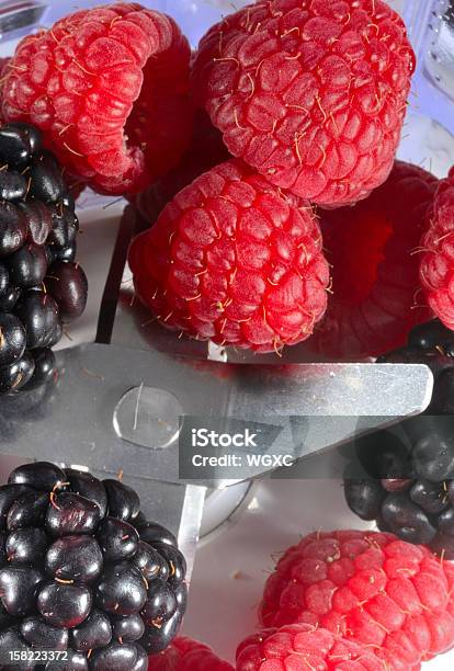 Frullatore Con Frutta - Fotografie stock e altre immagini di Colore descrittivo - Colore descrittivo, Colore nero, Composizione verticale