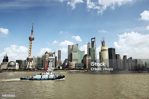 Shanghai Skyline Y Tugboat Foto de stock y más banco de imágenes de Agua - Agua, Aire libre, Arquitectura