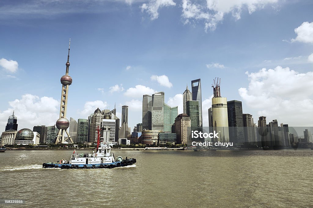 Шанхай skyline и Буксир - Стоковые фото Азия роялти-фри
