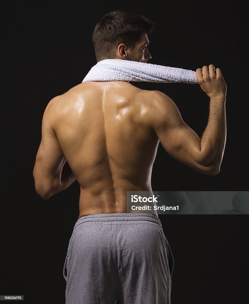 Homme musclé torse nu avec une serviette dans le dos - Photo de Adulte libre de droits