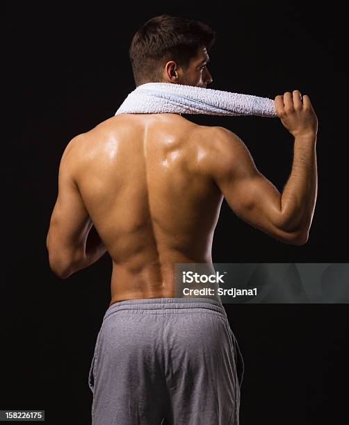 Foto de Tronco Nu Do Homem Musculoso De Volta Com Toalha e mais fotos de stock de 20 Anos - 20 Anos, Adulto, Corpo humano